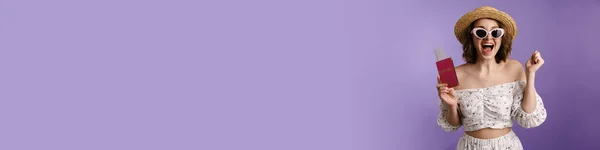 Захоплена Жінка Капелюсі Тримає Паспорт Квитками Кричить Ізольовано Над Фіолетовою Ліцензійні Стокові Зображення