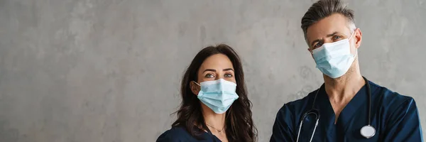 Twee Zelfverzekerde Artsen Medische Maskers Die Binnen Staan — Stockfoto