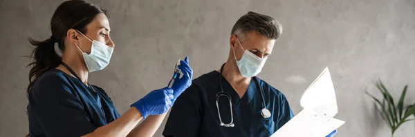 Twee Dokters Maken Zich Klaar Patiënten Het Kabinet Hebben Kijken — Stockfoto
