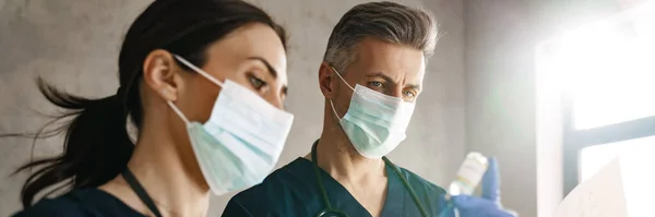 Twee Dokters Maken Zich Klaar Patiënten Kast Hebben Met Spuit — Stockfoto