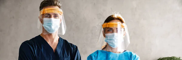 Δύο Γιατροί Φορώντας Προστατευτική Ιατρική Στολή Στέκεται Στο Ντουλάπι Χέρια — Φωτογραφία Αρχείου