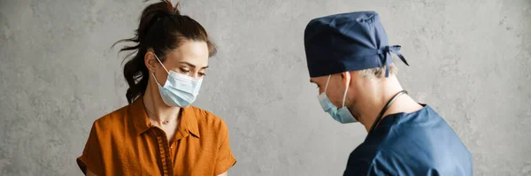 Arts Beschermende Medische Masker Meten Patiënten Temperatuur Het Kabinet — Stockfoto