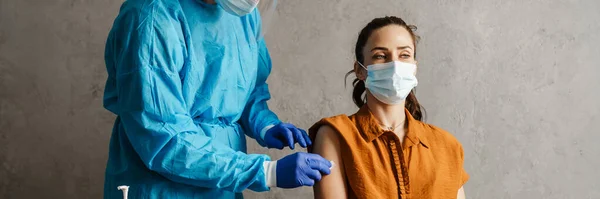 Tıbbi Maskeli Hasta Bir Kadın Bir Dolapta Otururken Aşı Oluyor — Stok fotoğraf