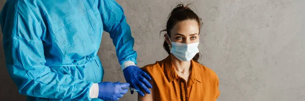 Γυναίκα Ασθενής Φορώντας Προστατευτική Μάσκα Εμβολιαστεί Από Covid Από Γιατρό — Φωτογραφία Αρχείου