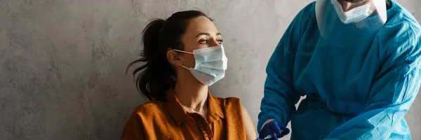 Vrouw Patiënt Met Beschermende Masker Wordt Gevaccineerd Van Covid Door — Stockfoto