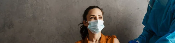 Vrouw Patiënt Met Beschermende Masker Wordt Gevaccineerd Van Covid Door — Stockfoto