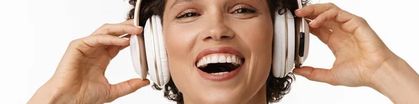 Junge Lockige Lachende Frau Hört Musik Mit Kopfhörern Isoliert Über — Stockfoto