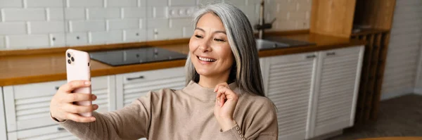 Smiling Woman Taking Selfie Cellphone While Having Breakfast Kitchen Home — Stock Photo, Image