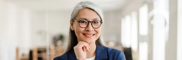 Joyful Asian Woman Glasses Standing While Holding Her Hand Her — Stock Photo, Image
