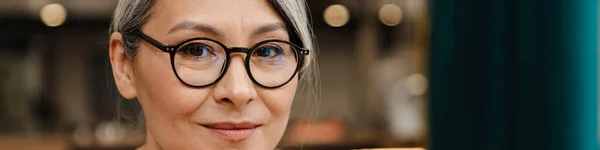 Mature Grey Woman Wearing Eyeglasses Looking Camera While Sitting Cafe — Stock Photo, Image