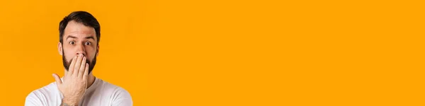 Портрет Шокированной Брюнетки Бородатый Мужчина Открытым Ртом Желтом Фоне — стоковое фото