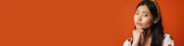 Giovane Donna Asiatica Pensierosa Abiti Estivi Piedi Sfondo Arancione Guardando — Foto Stock