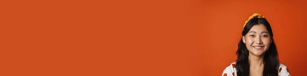 Lächelnde Junge Asiatin Sommerkleidung Steht Vor Orangefarbenem Hintergrund Und Blickt — Stockfoto