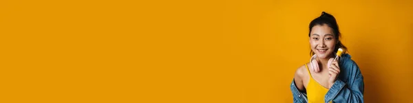 여름옷을 오렌지 색깔의 아시아 — 스톡 사진