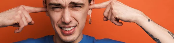 Jovem Homem Branco Com Franzir Testa Brinco Tapar Ouvidos Isolado — Fotografia de Stock
