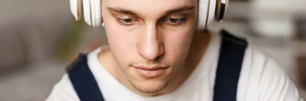 Junger Weißer Mann Mit Kopfhörern Arbeitet Hause Auf Bastelteppich — Stockfoto