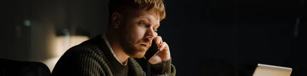 Молодий Імбирний Чоловік Розмовляє Мобільному Телефоні Під Час Роботи Офісі — стокове фото