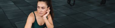 Spor salonunda spor yaparken su içen beyaz sporcu kadın.