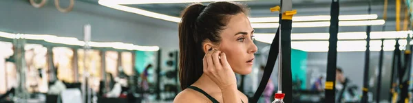 White Sportswoman Listening Music Earphones While Working Out Gym — Stock Photo, Image