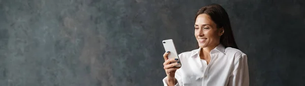 Sorrindo Mulher Negócios Meia Idade Mesa Segurando Telefone Celular Sobre — Fotografia de Stock