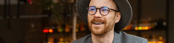 Senyum Pertengahan Usia Mode Manusia Hipster Mengenakan Kacamata Dan Topi — Stok Foto