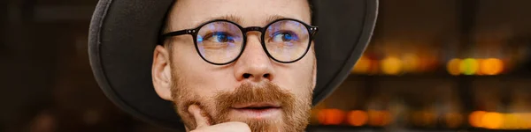 Pria Hipster Tampan Dengan Kacamata Dan Topi Duduk Meja Kafe — Stok Foto
