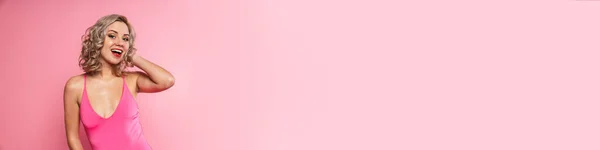 Портрет Улыбающейся Блондинки Купальнике Стоящей Фоне Розовой Стены — стоковое фото