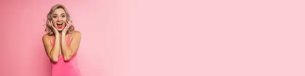 Портрет Улыбающейся Возбужденной Блондинки Купальнике Стоящей Фоне Розовой Стены — стоковое фото