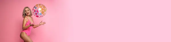 Счастливая Молодая Блондинка Купальнике Играет Надувным Мячом Фоне Розовой Стены — стоковое фото
