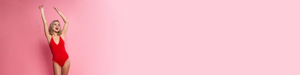Портрет Улыбающейся Блондинки Купальнике Фоне Розовой Стены Протянутыми Руками — стоковое фото