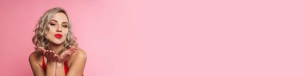Портрет Улыбающейся Блондинки Купальнике Стоящей Фоне Розовой Стены Дующей Поцелуй — стоковое фото