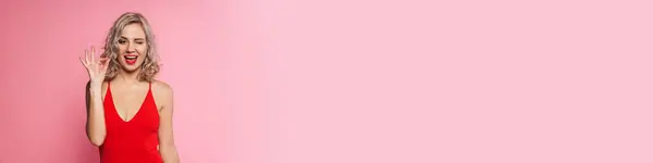 Портрет Улыбающейся Блондинки Купальнике Стоящей Фоне Розовой Стены — стоковое фото