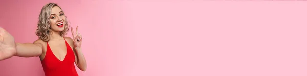 Портрет Улыбающейся Блондинки Купальнике Стоящей Фоне Розовой Стены Делающей Селфи — стоковое фото
