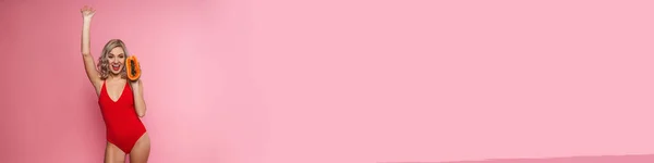 Счастливая Молодая Женщина Купальнике Позирует Держа Папайю Фоне Розовой Стены — стоковое фото