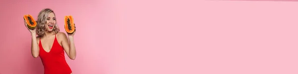 Счастливая Молодая Женщина Купальнике Позирует Держа Папайю Фоне Розовой Стены — стоковое фото