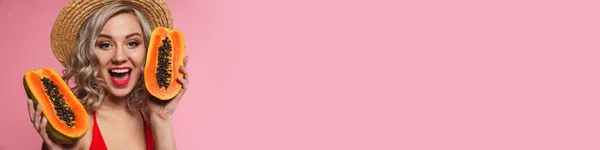 Onnellinen Nuori Nainen Uimapuku Poseeraa Tilalla Papaija Yli Vaaleanpunainen Seinä — kuvapankkivalokuva