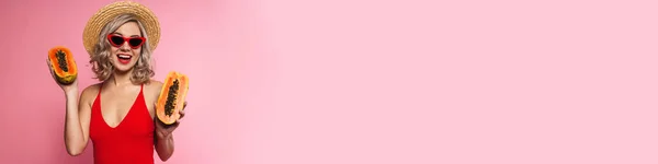 Счастливая Молодая Женщина Купальниках Солнцезащитных Очках Держащая Папайю Фоне Розовой — стоковое фото
