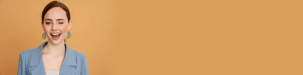 Молода Імбирна Жінка Куртці Посміхається Підморгує Камеру Ізольовано Жовтому Фоні — стокове фото