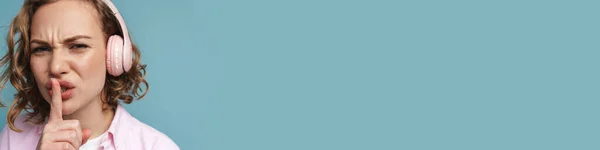 Giovane Zenzero Donna Cuffia Mostrando Silenzio Gesto Isolato Sfondo Blu — Foto Stock