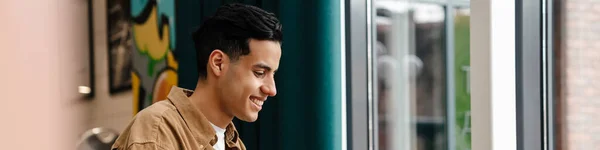 Jovem Sorrindo Hispânico Homem Estudante Sentado Mesa Café Com Computador — Fotografia de Stock