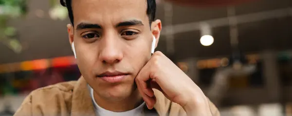 Jonge Rustige Spaanse Man Student Zitten Aan Cafe Tafel Kijken — Stockfoto