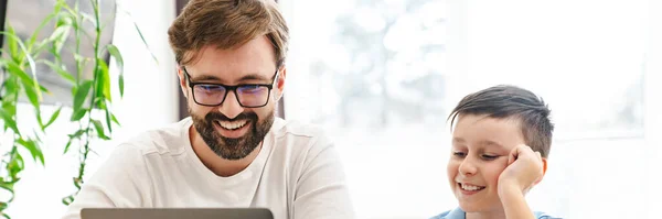 Feliz Pai Filho Usando Laptop Cozinha Juntos — Fotografia de Stock