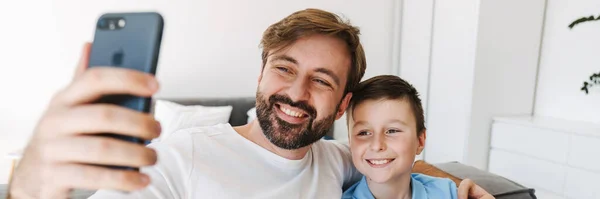 Glücklicher Vater Und Kleiner Sohn Machen Selfie Smartphone Und Sitzen — Stockfoto