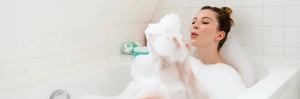 Jovem Mulher Branca Sorridente Relaxante Banho Espuma — Fotografia de Stock