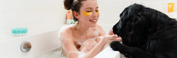 Jovem Mulher Branca Sorridente Relaxante Banho Espuma Brincando Com Seu — Fotografia de Stock
