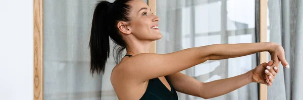White Brunette Woman Smiling Doing Exercise While Working Out Home — Stock Photo, Image