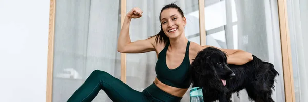 White Brunette Woman Smiling Showing Her Bicep While Working Out — Stock Photo, Image