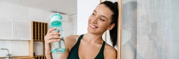 Sorrindo Saudável Jovem Mulher Branca Sportswear Água Potável Uma Garrafa — Fotografia de Stock
