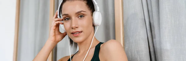 Mujer Morena Blanca Sonriendo Escuchando Música Con Auriculares Casa — Foto de Stock
