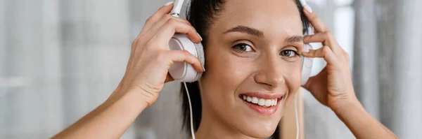 Mujer Morena Blanca Sonriendo Escuchando Música Con Auriculares Casa —  Fotos de Stock